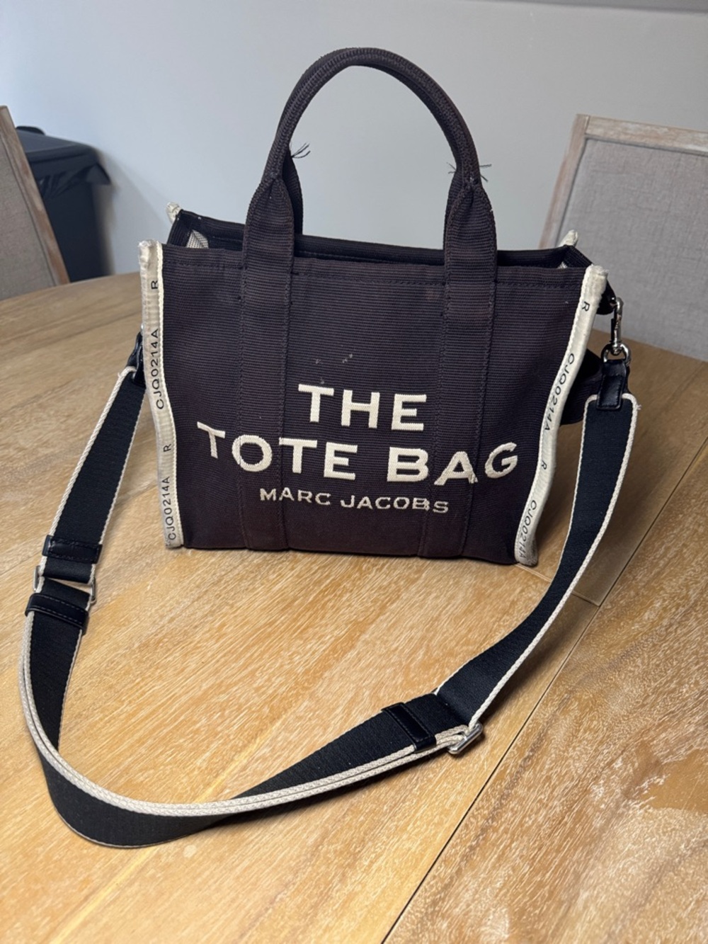 Marc Jacobs The Tote Bag Medium in Black with Cream Trim